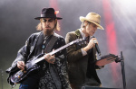 Janes Addiction Cancels Tour Taking a Break After Perry Farrell Throws Punch at Dave Navarro During Concert  Billboard Janes Addiction Cancels Tour Taking a Break After Perry Farrell Throws Punch at Dave Navarro During Concert  Billboard